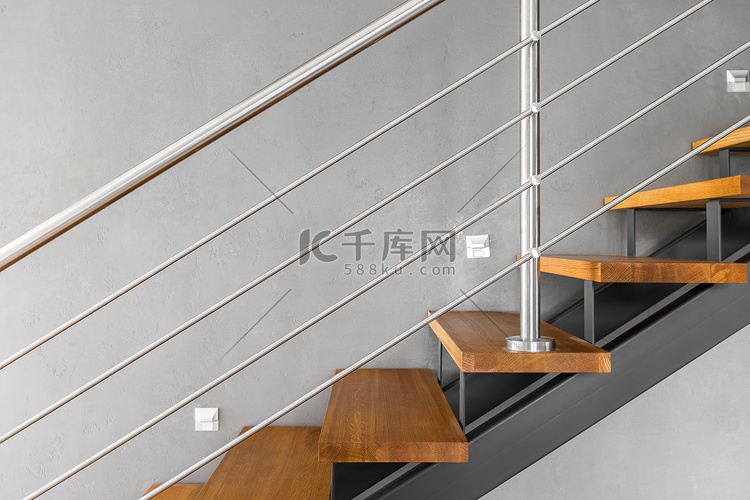 简单楼梯与镀铬的栏杆的想法