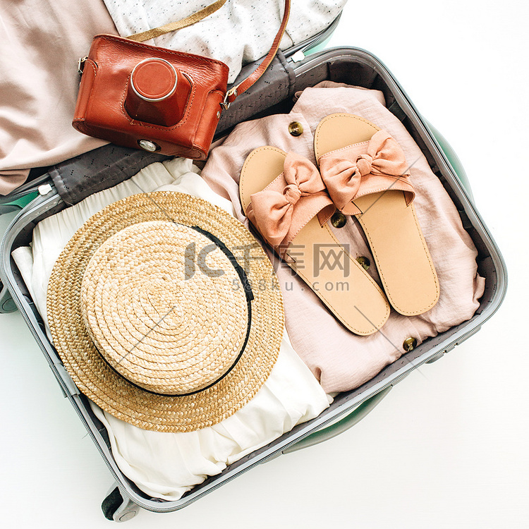 手提行李与夏季女性服装和复古相