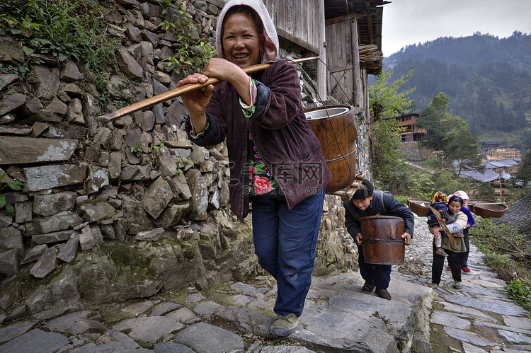 亚洲农民爬到山间小路行进，在肩