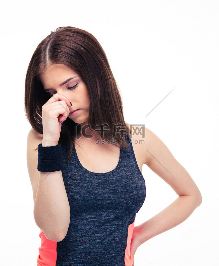 健身女人覆盖她的鼻子，用一只手