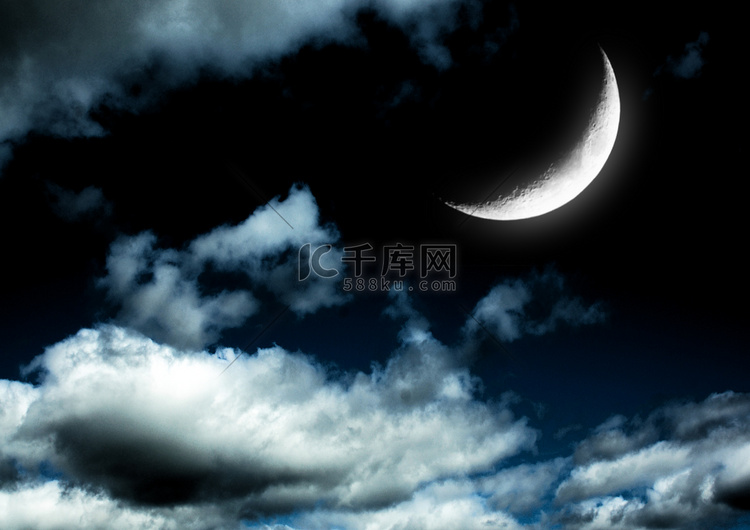 月亮在夜空中云