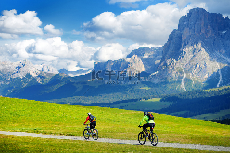  游客在高原高寒草甸上骑自行车