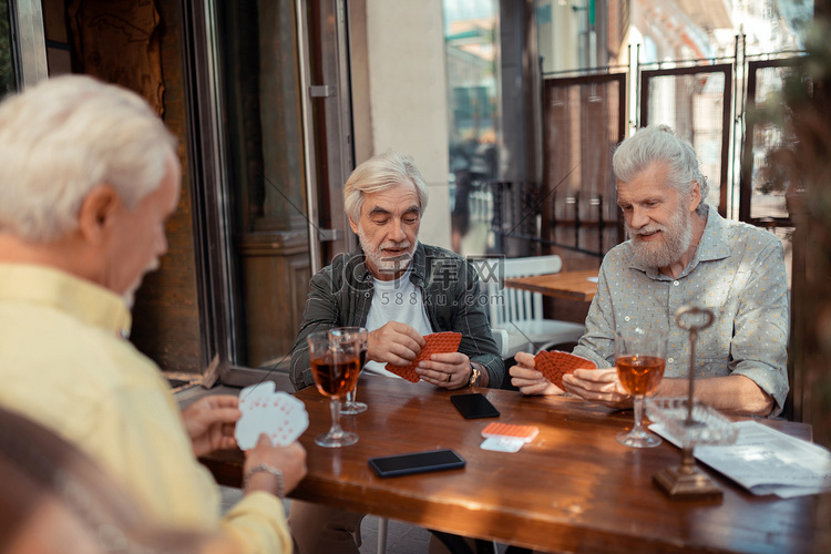 退休男子打牌，在外面喝酒