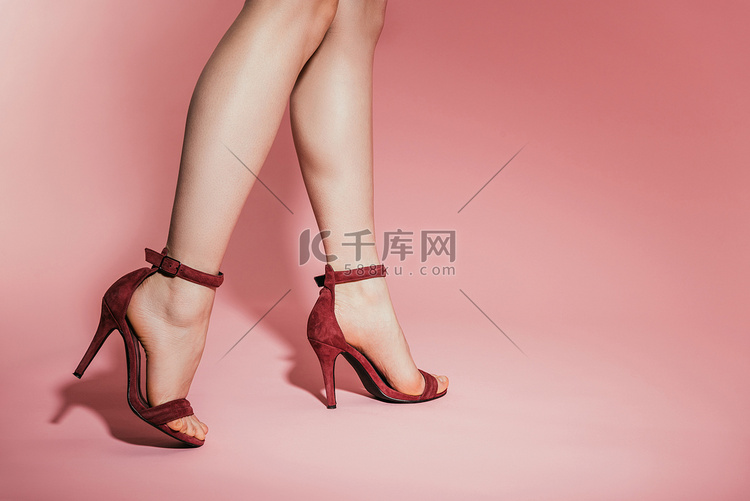 女性腿的裁剪的图片在时尚高跟鞋