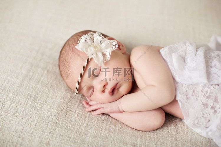 刚出生的婴儿的女孩，睡在一张毯