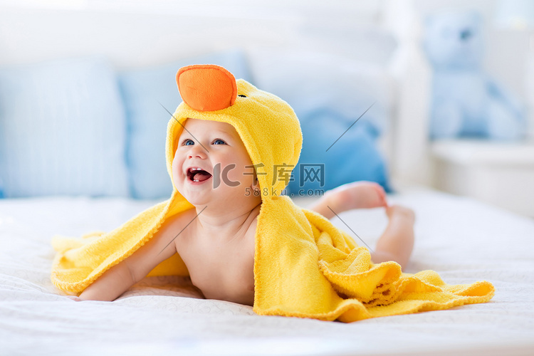 在黄鸭毛巾沐浴后的可爱的小宝贝