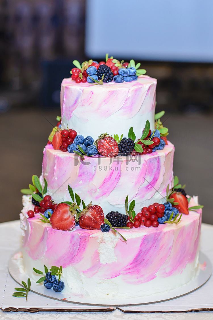 有浆果的美丽婚礼蛋糕。