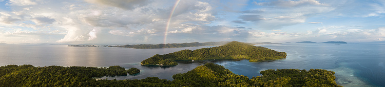 一条彩虹出现在印尼 Ampat