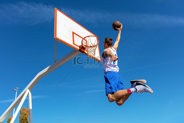 年轻的篮球街球员做灌篮扣篮