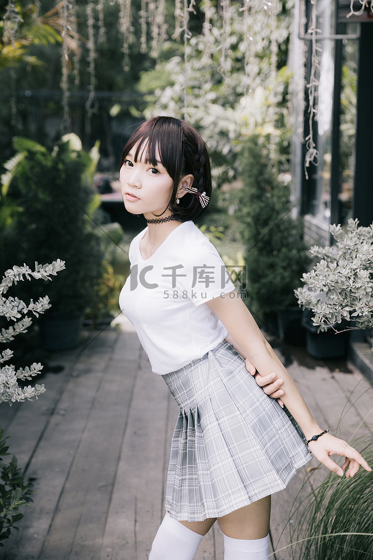 亚洲女孩的肖像，白色衬衫和裙子