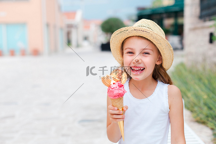 有趣的孩子在吃冰淇淋。孩子们正