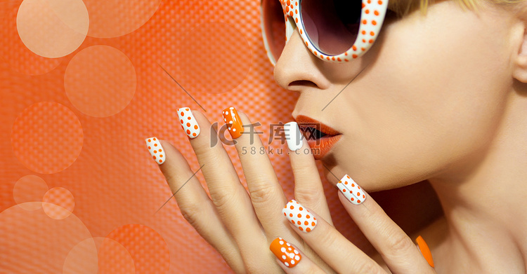 白色橙色修指甲和化妆 .