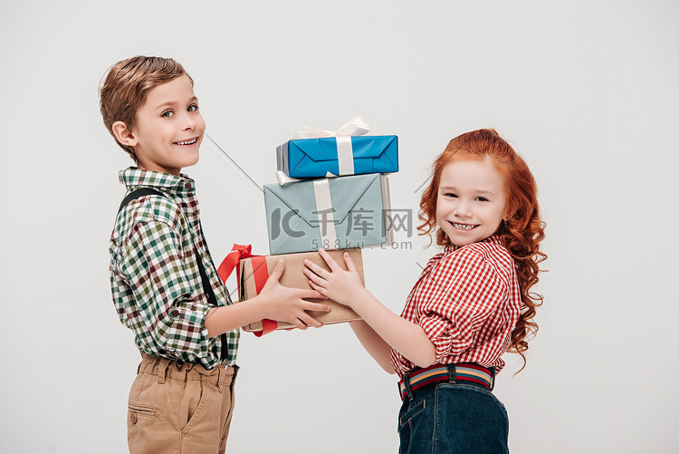 可爱的小孩子手持礼品盒, 微笑