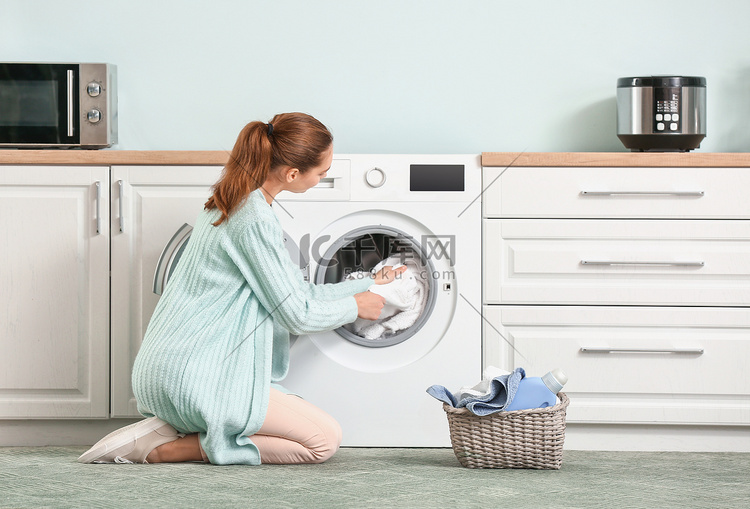 在家里洗衣服的年轻妇女