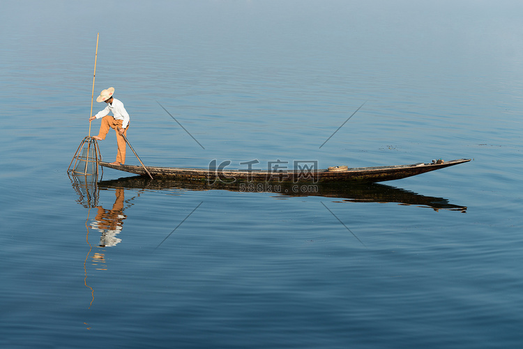 由网在缅甸的传统捕鱼