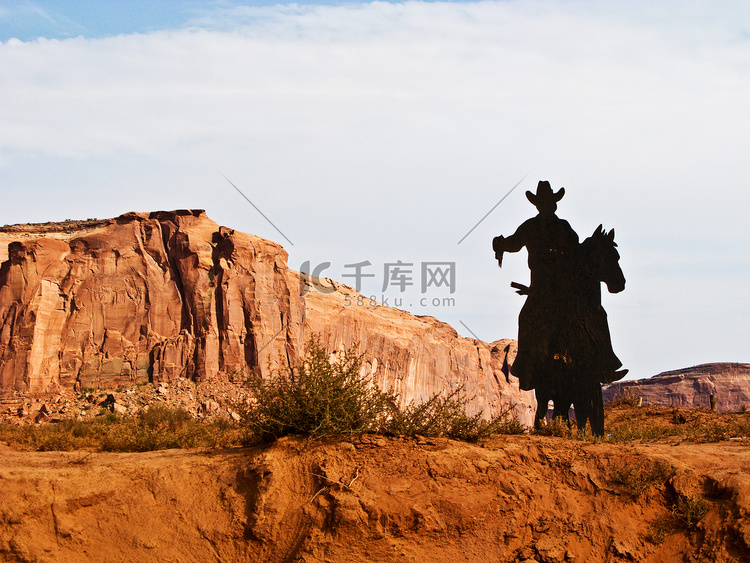 牛仔在纪念碑谷的马剪影