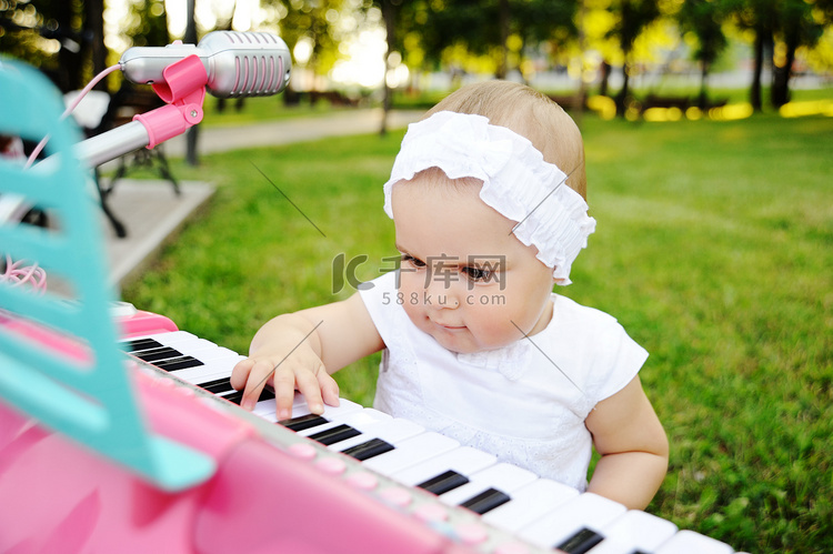 孩子玩玩具钢琴的小女孩