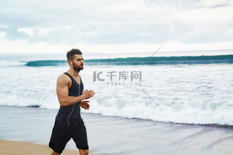 运行在室外健身锻炼在海滩上慢跑