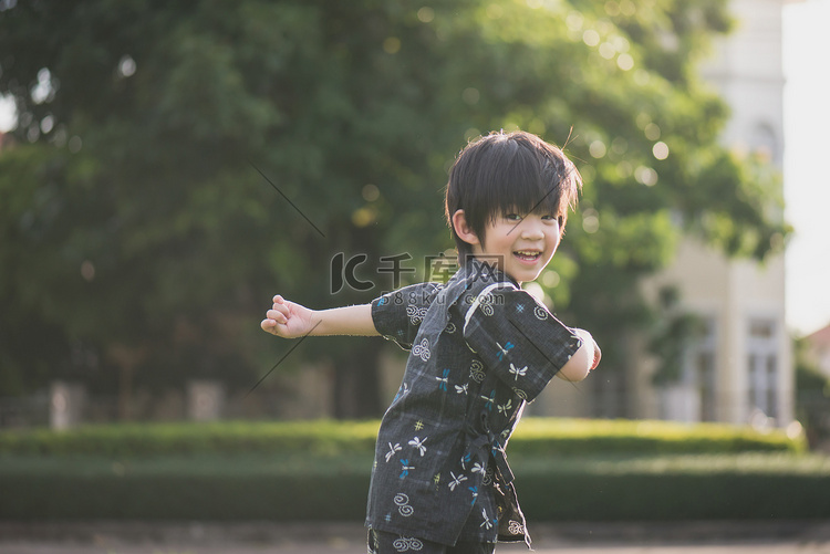 可爱的亚洲孩子在和服奔跑和回顾