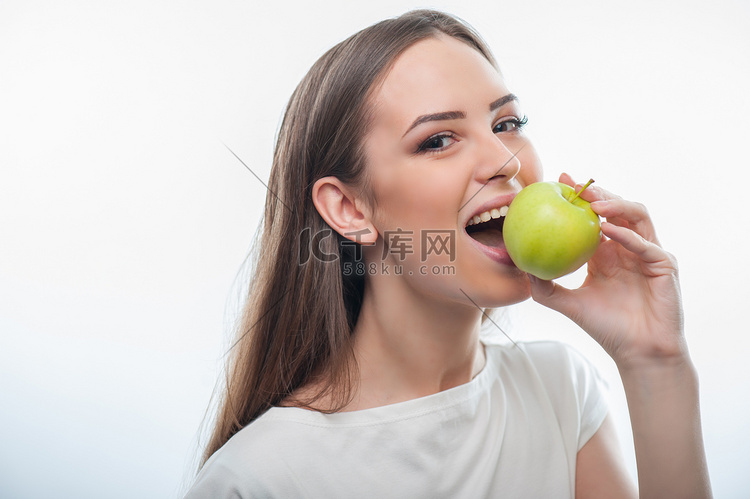 美丽健康的女人吃绿色水果