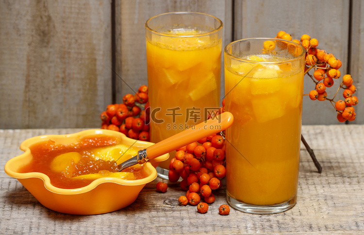 用木制桌上杏子橙果汁和果冻甜点