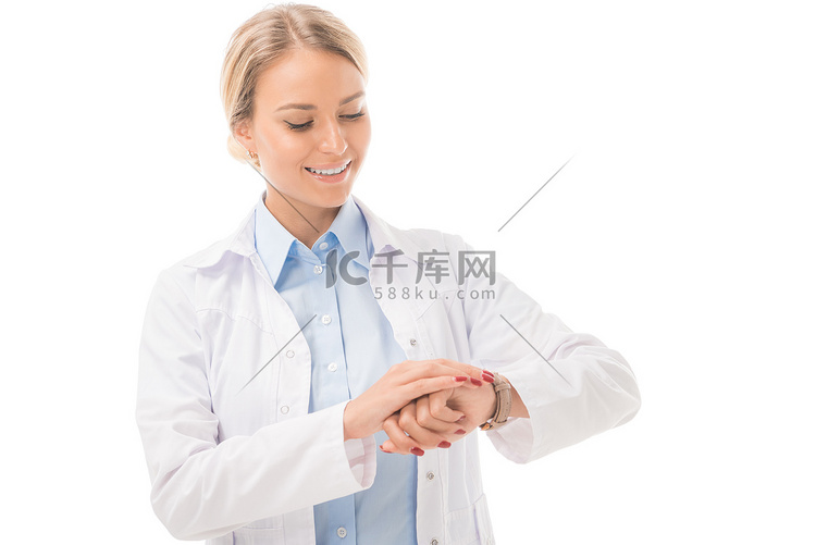 微笑的年轻女医生检查时间与腕表