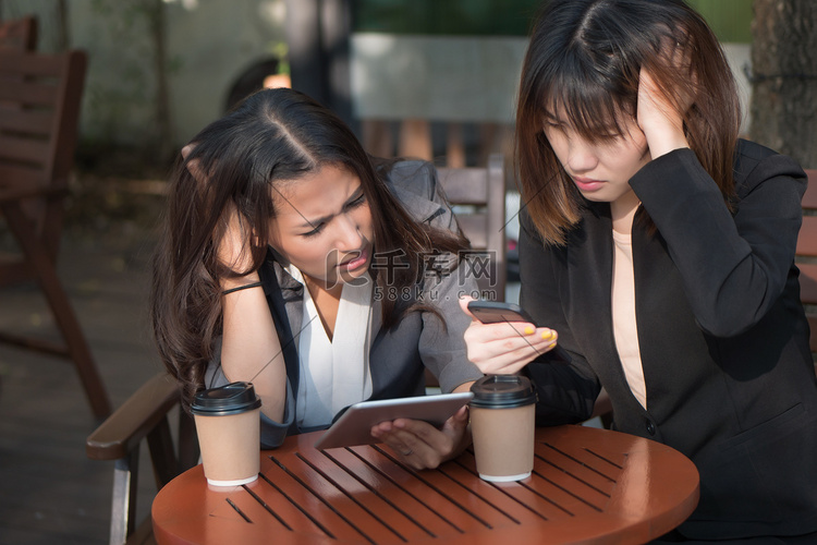 严肃的商界女性看手机平板新闻报