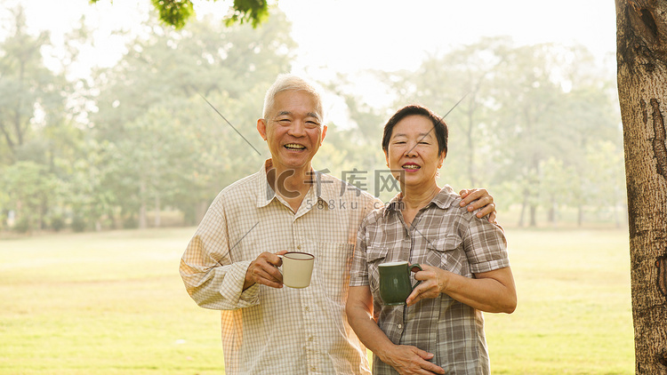 亚洲长者夫妇早上在公园喝茶咖啡