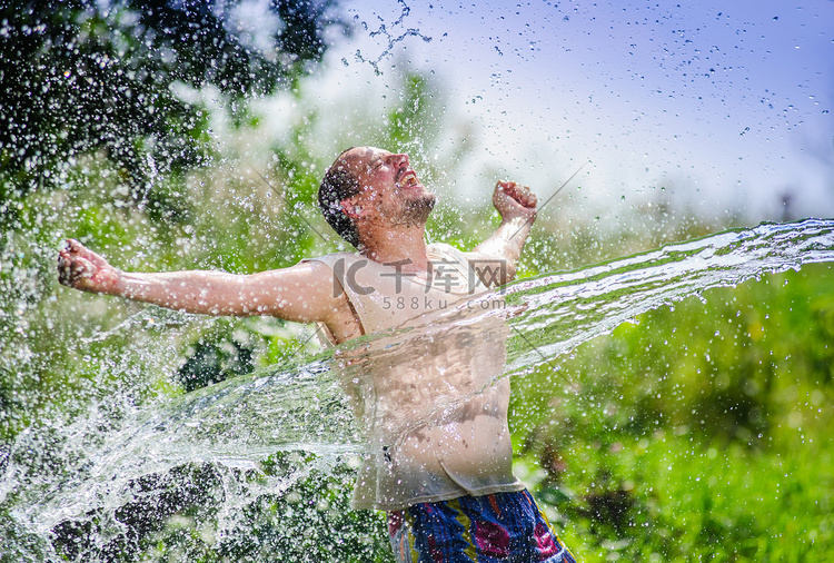 大人国一边在夏季高温期间享受水