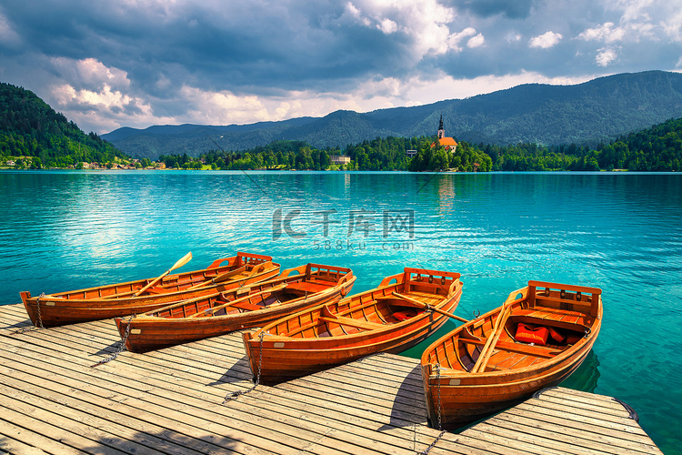 斯洛文尼亚布莱德湖上的传统木船
