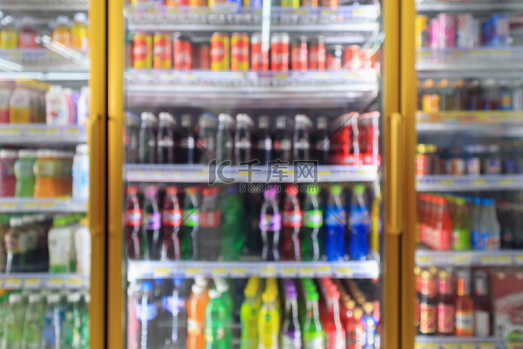 超市便利店冰箱架上装有软饮料瓶