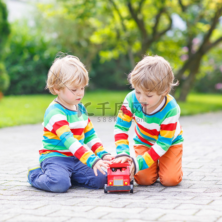 两个小朋友玩红色校车