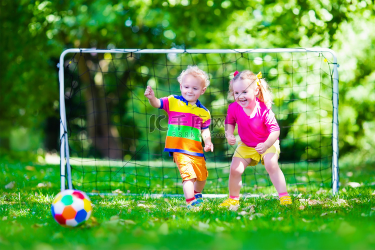 孩子们在学校的院子里踢足球