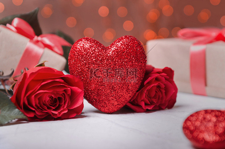 情人节背景与心，礼物和玫瑰.