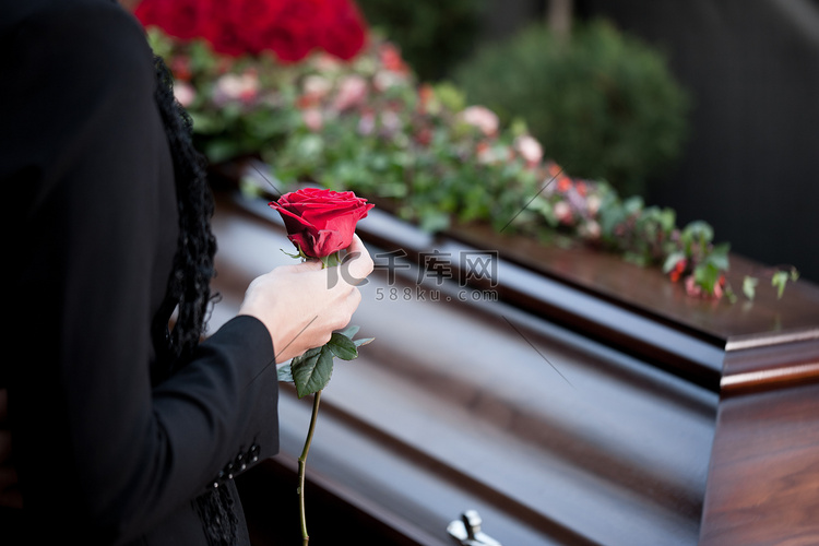 在葬礼上的棺材的女人