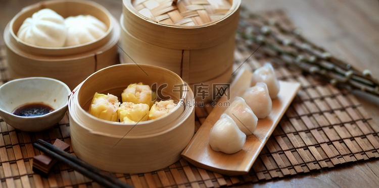用竹子蒸笼切碎的中国蒸饺子和蒸