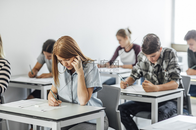 高中学生参加考试