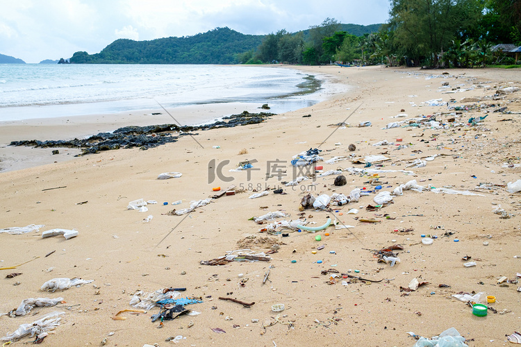 洒在海滩上的塑料垃圾。环境污染
