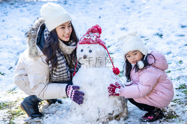 快乐的母女推雪人