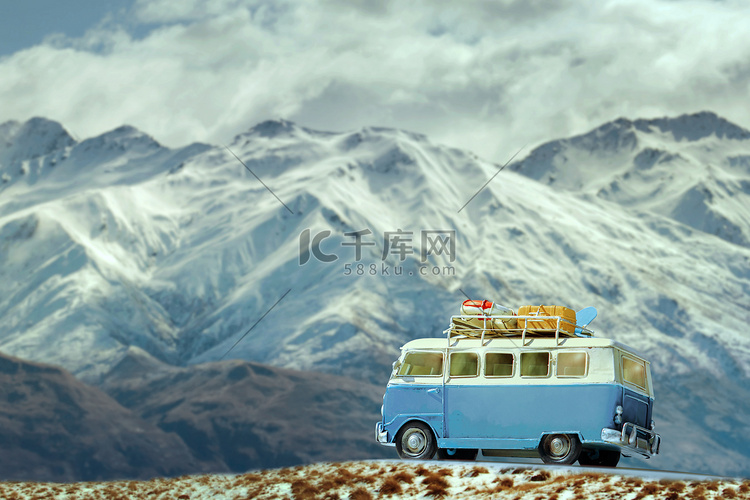 在道路一边反对美丽的雪景金鼎山