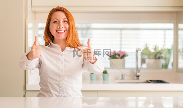 红头发的女人在厨房成功的标志做