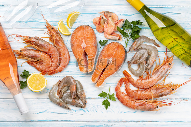 鲜虾、龙虾和鳟鱼牛排等新鲜海鲜