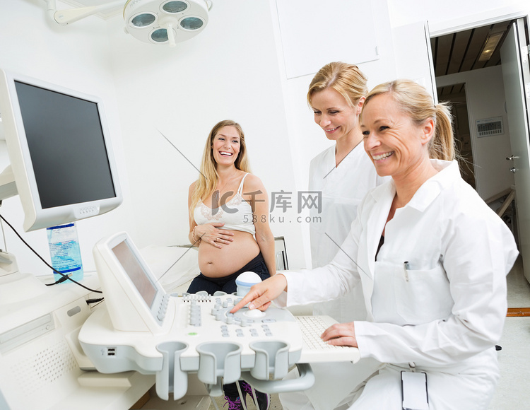 妇科医生在诊所使用超声机器