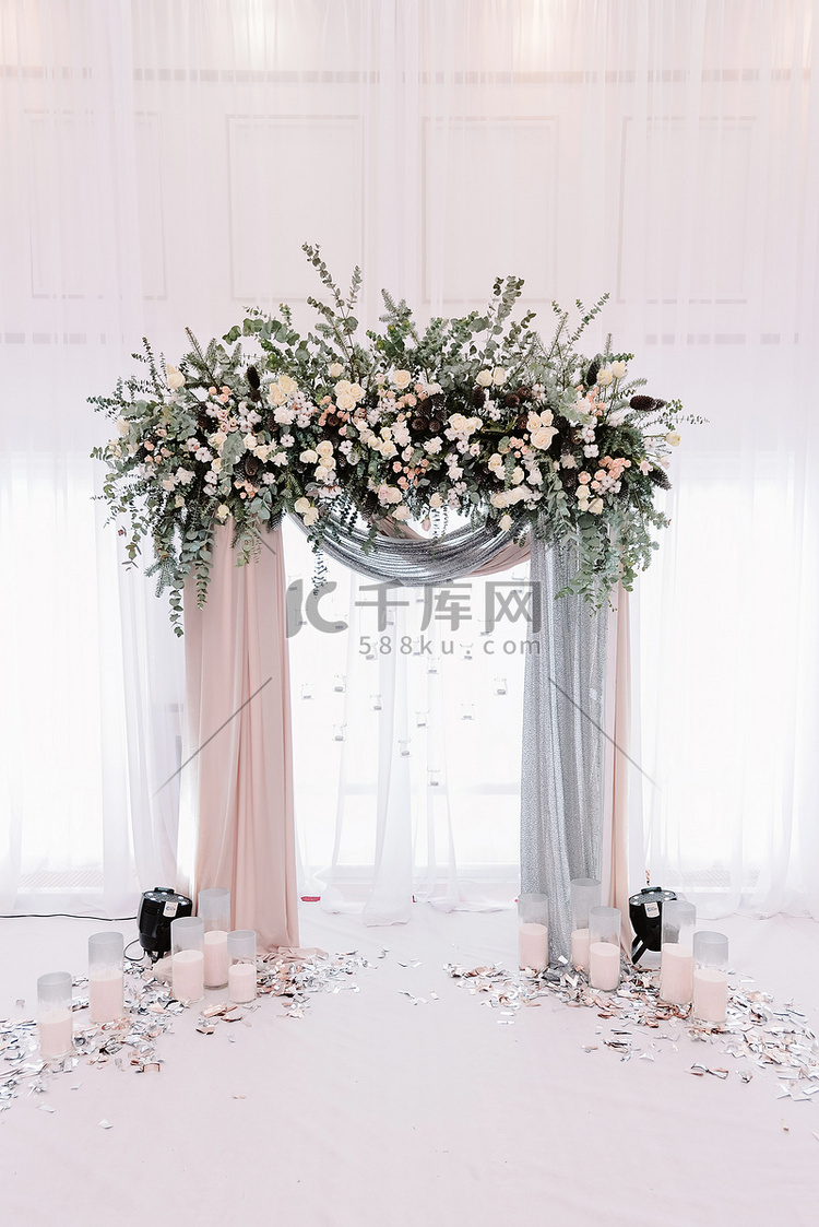 美丽的婚礼拱门。桃色和银色布和