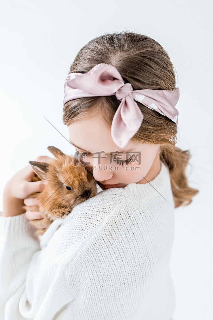 女孩抱着可爱的毛茸茸的兔子孤立