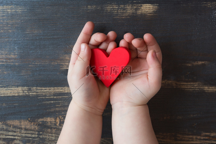 一颗红色的心, 由两个孩子的手