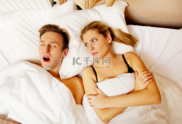 夫妇在床上，女人不能睡觉打鼾的