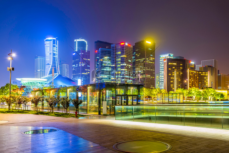 城市金融广场、夜景和摩天大楼