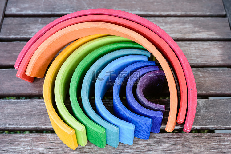 儿童学习用多种颜色的木制彩虹玩