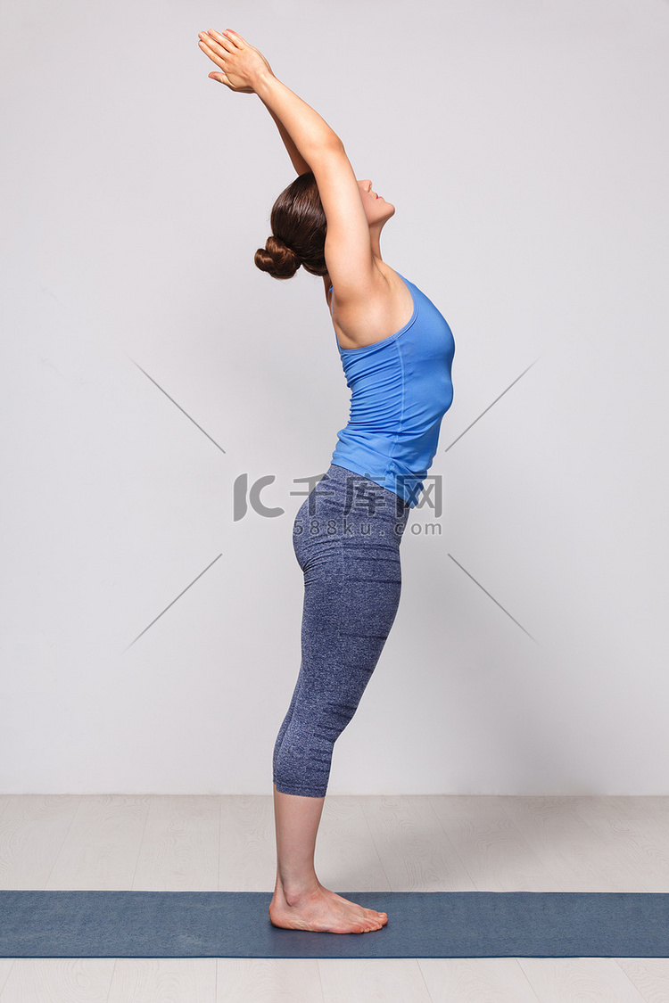正在做Hatha Yoga asana Tadasana的妇女